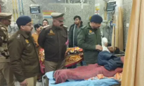 बदमाशों ने पिता और बेटे को मारी गोली, लाखों के गहने लेकर फरार