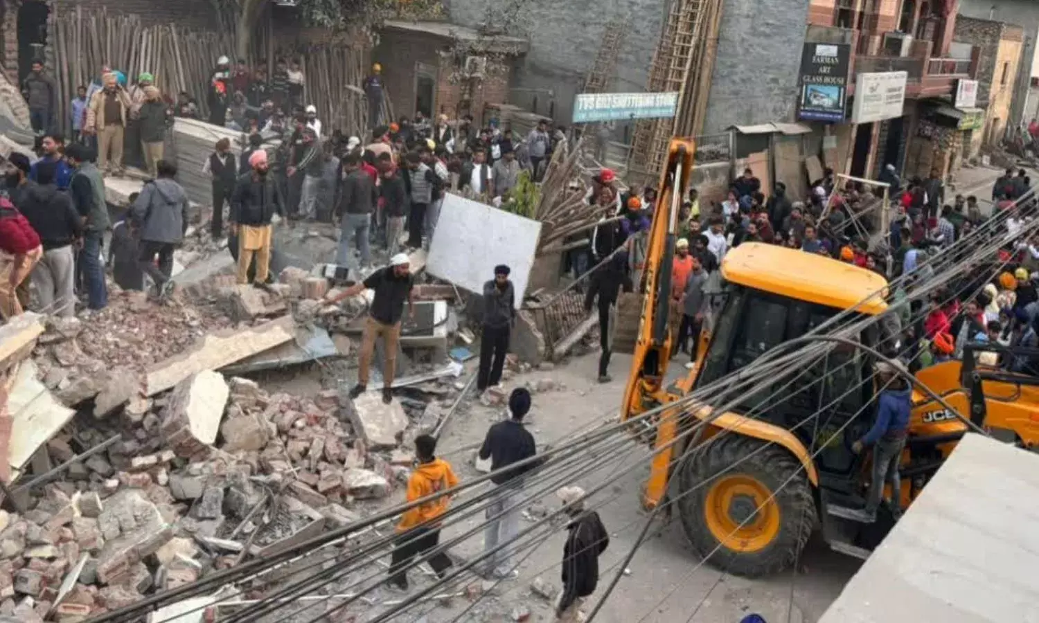 मलबे से अब तक मिले दो शव, बचाव कार्य अभी भी जारी; मकान मालिक पर FIR