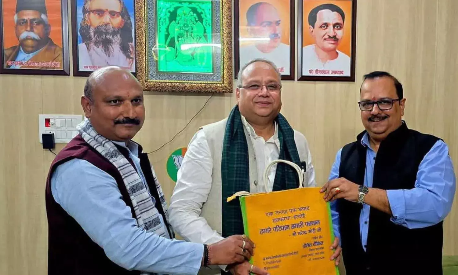 अव्वल सदस्यता के लिए बब्बन को बधाई दे गए नीरज सिंह, ओडीओपी प्रमोशन के लिए प्रीतेश दीक्षित को मिली सराहना…