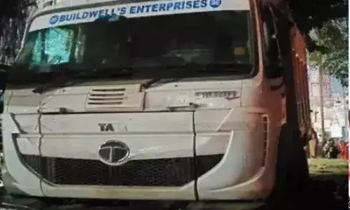 भारी भरकम डंपर ने फुटपाथ में सो रहे 9 लोगों को कुचला, 3 लोगों की मौत, 6 घायल