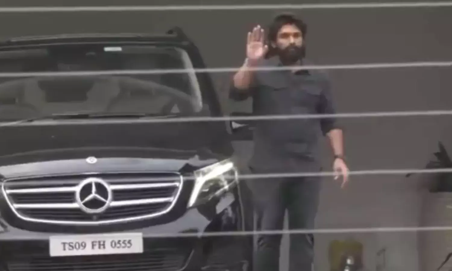 संध्या थिएटर भगदड़ मामले में पूछताछ के लिए पुलिस स्टेशन पहुंचे अल्लू अर्जुन