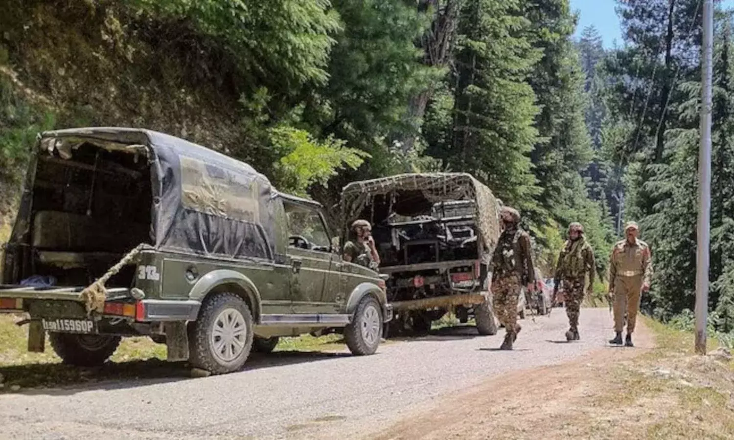 बड़ा हादसा! जम्मू कश्मीर में दुर्घटनाग्रस्त हुआ सेना का वाहन, 5 जवानों की मौत बड़ा हादसा! जम्मू कश्मीर में दुर्घटनाग्रस्त हुआ सेना का वाहन, 5 जवानों की मौत