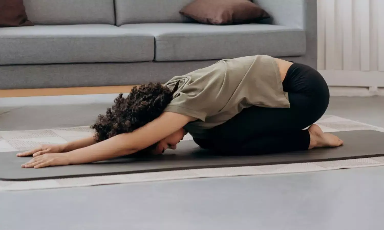 रात को नींद न आ रही हो तो अपनाएं ये 3 योगासन, सही हो जाएगी स्लीप क्वालिटी