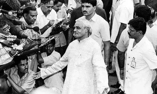 एक कवि के रूप में अटल बिहारी वाजपेयी...आपातकाल पर लिखा - दिल्ली के दरबार में कौरवों का है जोर