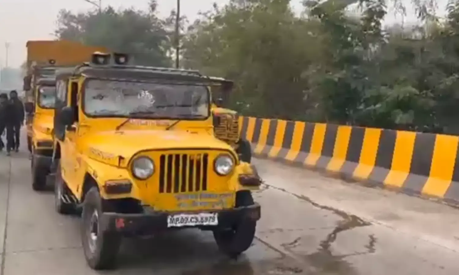 नगर निगम की टीम पर बजरंग दल ने कर दिया हमला, गाड़ियों के शीशे टूटे, अतिक्रमण हटाने आए थे कर्मचारी