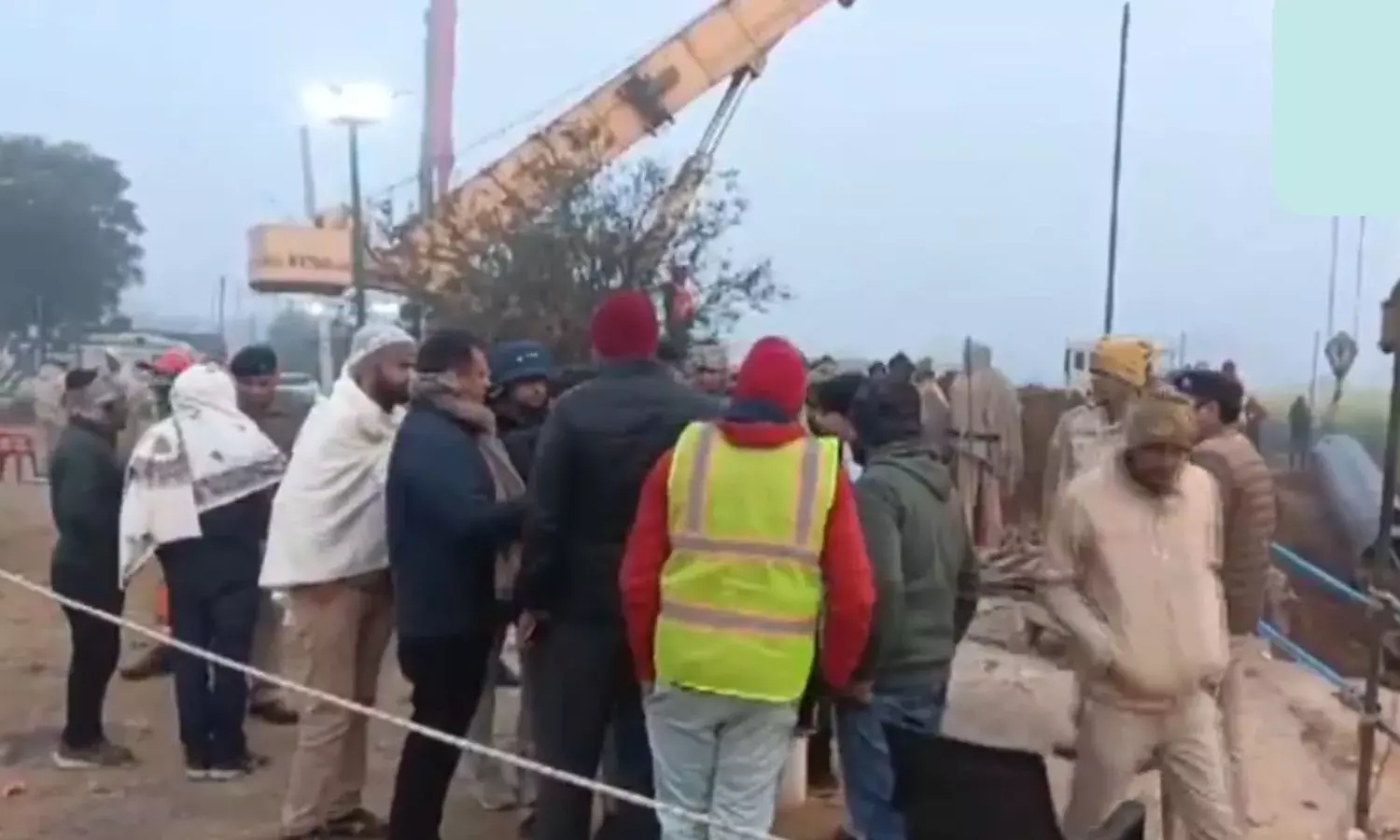 तीन दिन से बोरवेल में गिरी साढ़े तीन साल की बच्ची, बचाव अभियान आज भी जारी