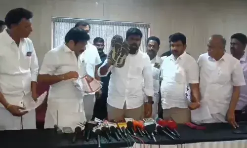 कहा - खुद को कोड़े मारूंगा और जब तक DMK सत्ता से बाहर नहीं होती जूता नहीं पहनूंगा