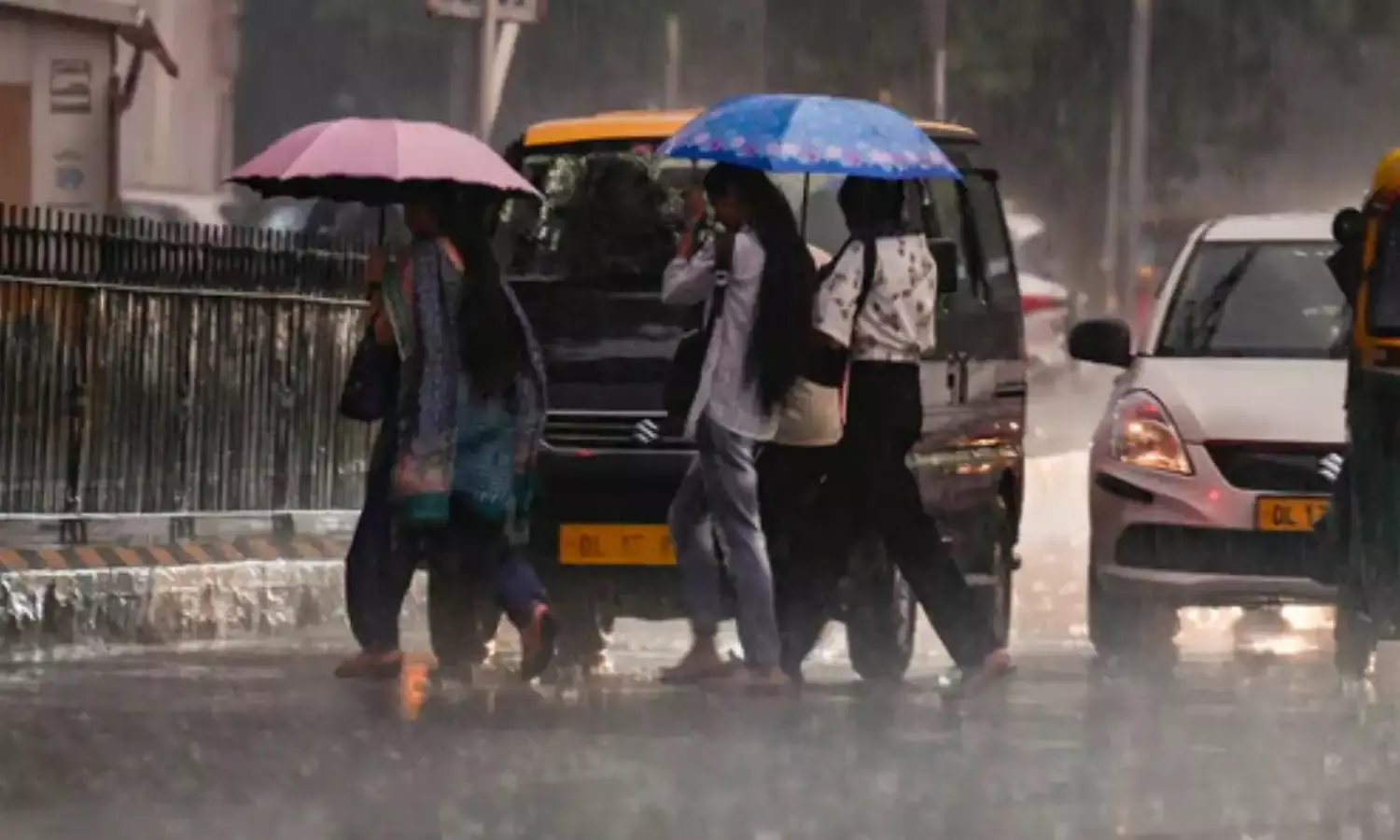 अब निकाल लें रैन कोट और छतरी, दिल्ली से लेकर यूपी बिहार तक बारिश, मौसम विभाग ने जारी किया अलर्ट