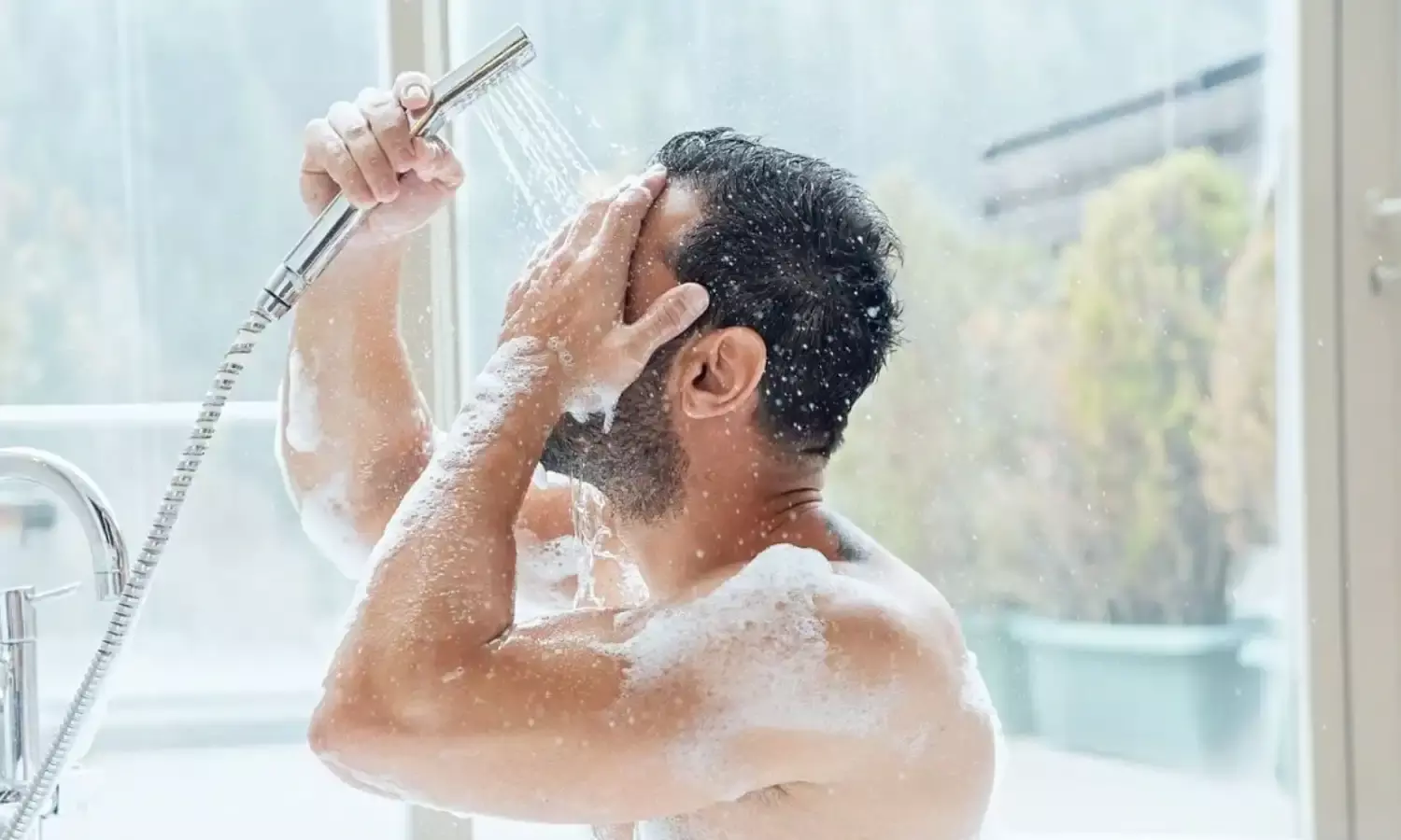 सर्दियों में ठंडे पानी से नहाते हैं तो हो जाए सावधान, बढ़ सकता है इस बीमारी का खतरा