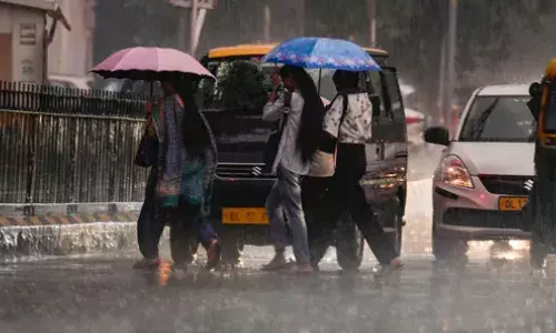 अब निकाल लें रैन कोट और छतरी, दिल्ली से लेकर यूपी बिहार तक बारिश, मौसम विभाग ने जारी किया अलर्ट