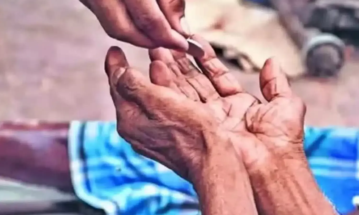 हजारों की कमाई करने वाले भिखारी, इंदौर में मस्जिद के बाहर पकड़ाई भिखारिन के पास मिले इतने रुपए हजारों की कमाई करने वाले भिखारी, इंदौर में मस्जिद के बाहर पकड़ाई भिखारिन के पास मिले इतने रुपए