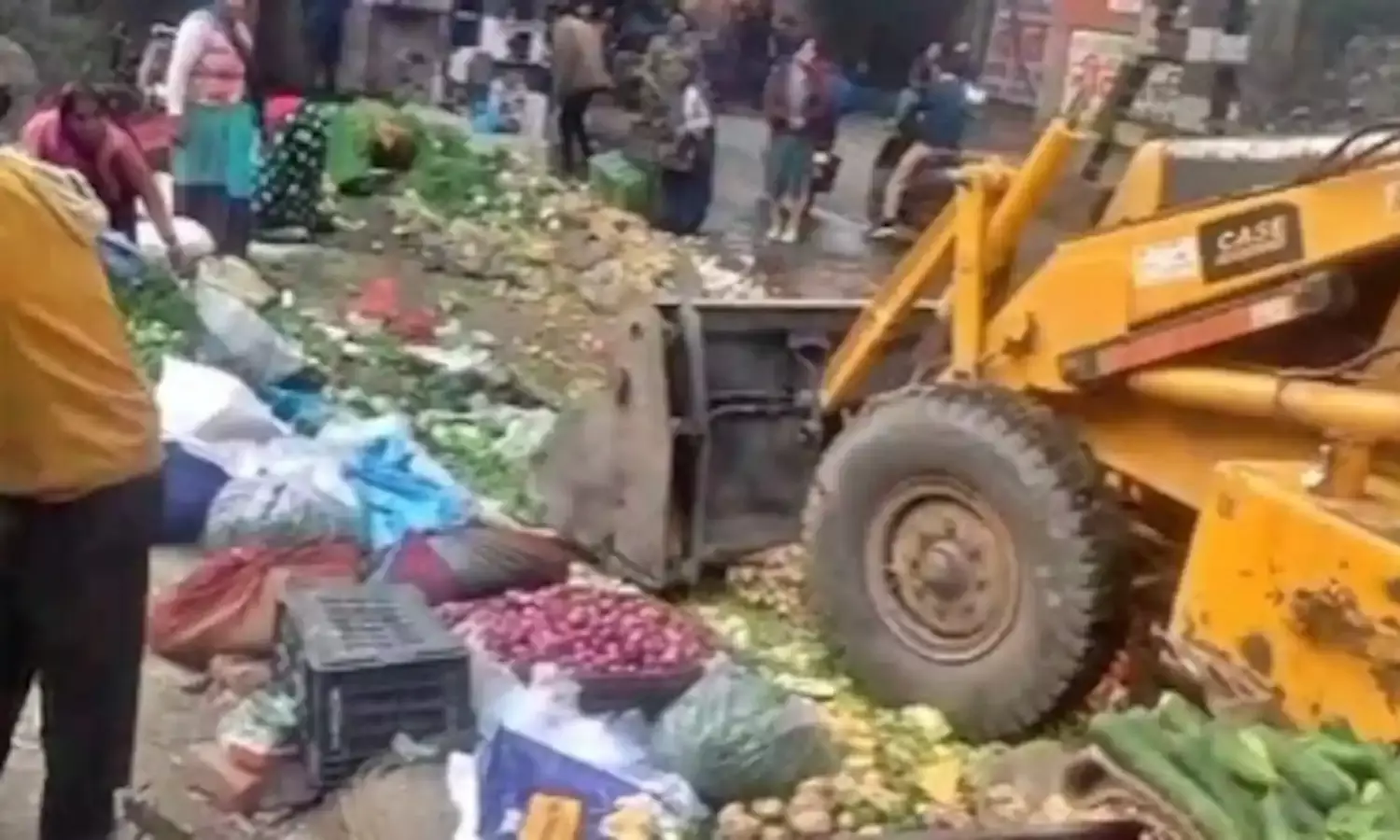 गरीब सब्जी विक्रेताओं की रोजी रोटी छीनी, मंत्री ने की कार्रवाई