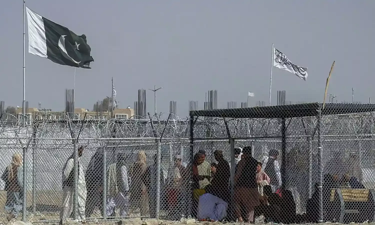 तालिबान ने पाक चौकियों पर किया हमला, 15 हजार लड़ाके सीमा की ओर बढ़े…
