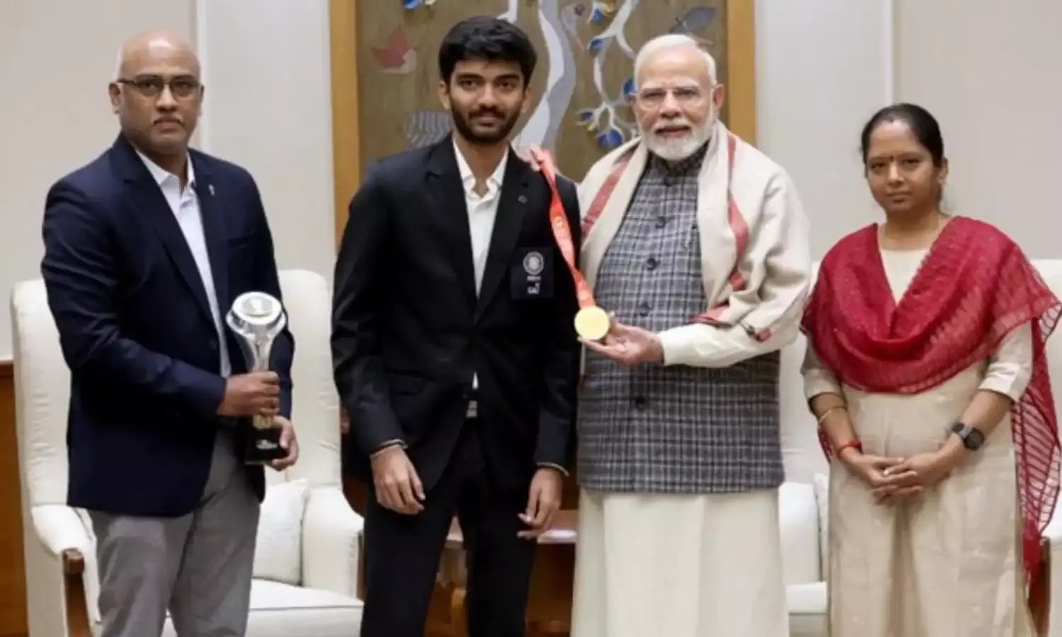 पीएम मोदी से मिले वर्ल्ड चेस चैंपियन गुकेश, दिया ये खास तोहफा