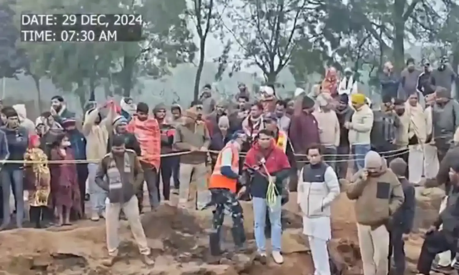 गुना के राघौगढ़ में बोरवेल में गिरा बच्चा, बचाव कार्य जारी, कांग्रेस विधायक मौके पर पहुंचे गुना के राघौगढ़ में बोरवेल में गिरा बच्चा, बचाव कार्य जारी, कांग्रेस विधायक मौके पर पहुंचे