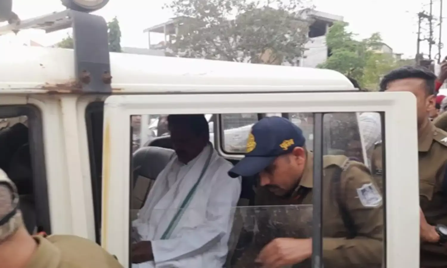 पूर्व सांसद कंकर मुंजारे को पुलिस ने किया गिरफ्तार, मारपीट के आरोप में दर्ज हुई थी FIR पूर्व सांसद कंकर मुंजारे को पुलिस ने किया गिरफ्तार, मारपीट के आरोप में दर्ज हुई थी FIR