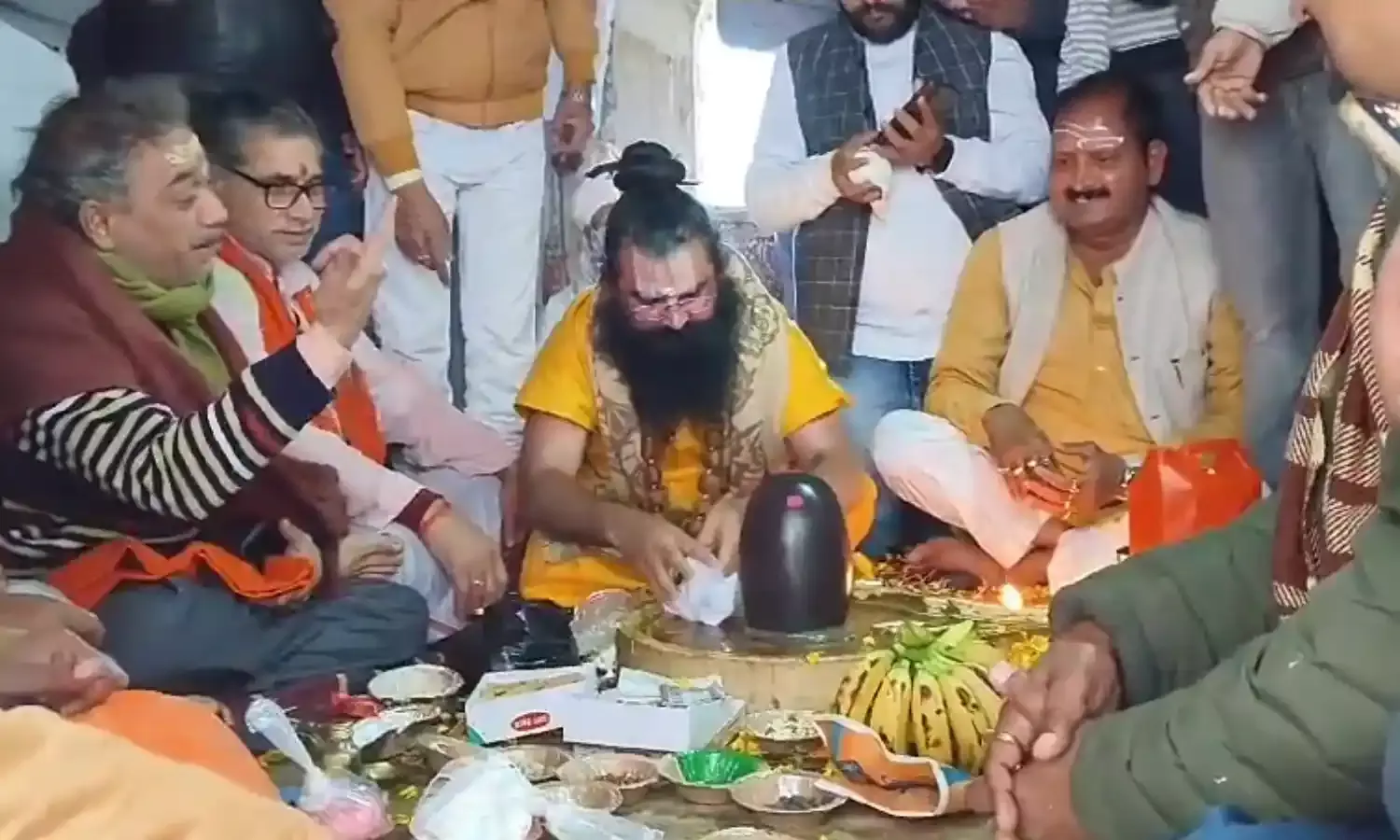 सालों पुराने शिवालय को कब्जा मुक्त कराने के बाद की गई पूजा, भूसे से निकला था शिवलिंग