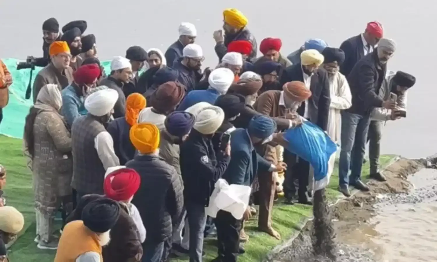 पूर्व प्रधानमंत्री डॉ. मनमोहन सिंह के अस्थि विसर्जन में गांधी परिवार के नहीं पहुंचने पर गरमाई सियासत…