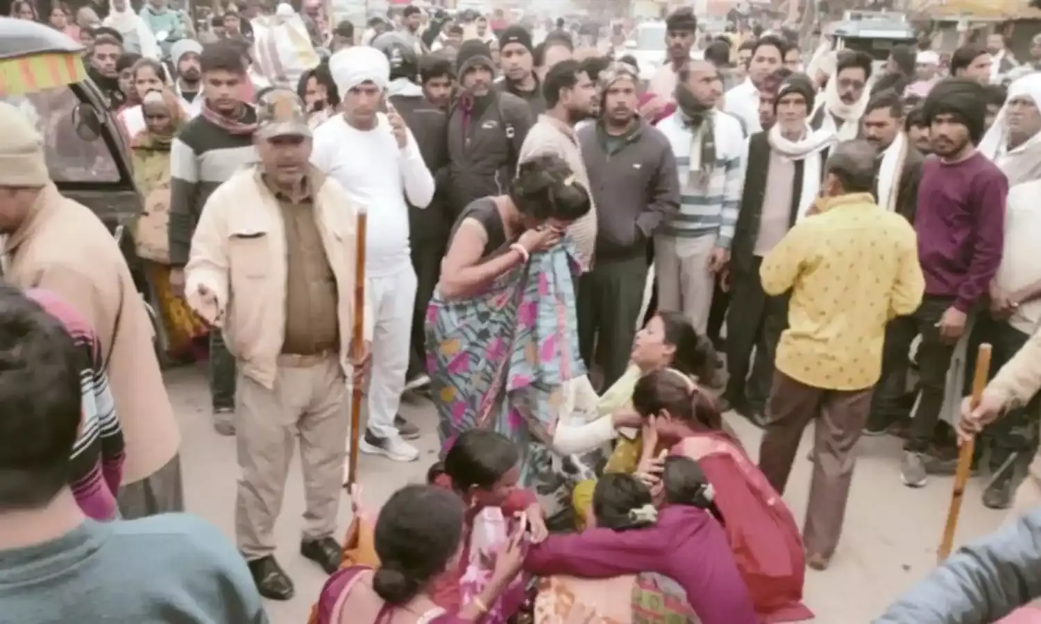 किन्नरों का नग्न प्रदर्शन, साथी की हत्या पर भड़के, कार्रवाई की मांग को लेकर ईंट लेकर लोगों को दौड़ाया…