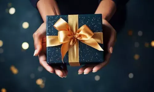 अपनों के संग मनाए नए साल का त्योहार, गिफ्ट करें ये खास चीजें