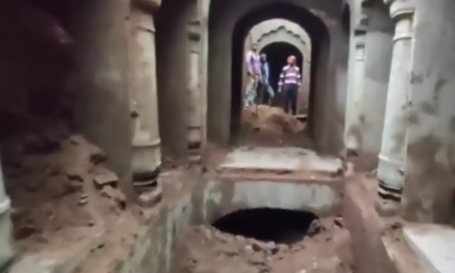 चंदौसी में बावड़ी की खुदाई जारी, दूसरी मंजिल दिखी, तीसरी भी होने का दावा