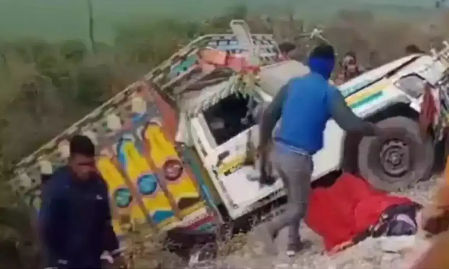 तेज रफ्तार पिकअप वाहन पलटा, तीन की मौत, कई घायल