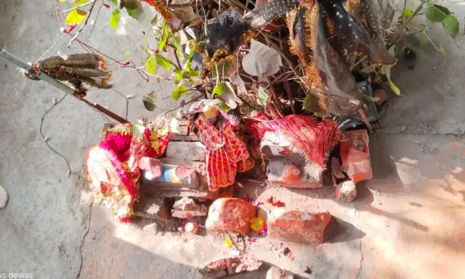 देवास के कालिका माता और भैरव मंदिर में तोड़फोड़, भक्तों में आक्रोश, मौके पर पुलिस मौजूद देवास के कालिका माता और भैरव मंदिर में तोड़फोड़, भक्तों में आक्रोश, मौके पर पुलिस मौजूद