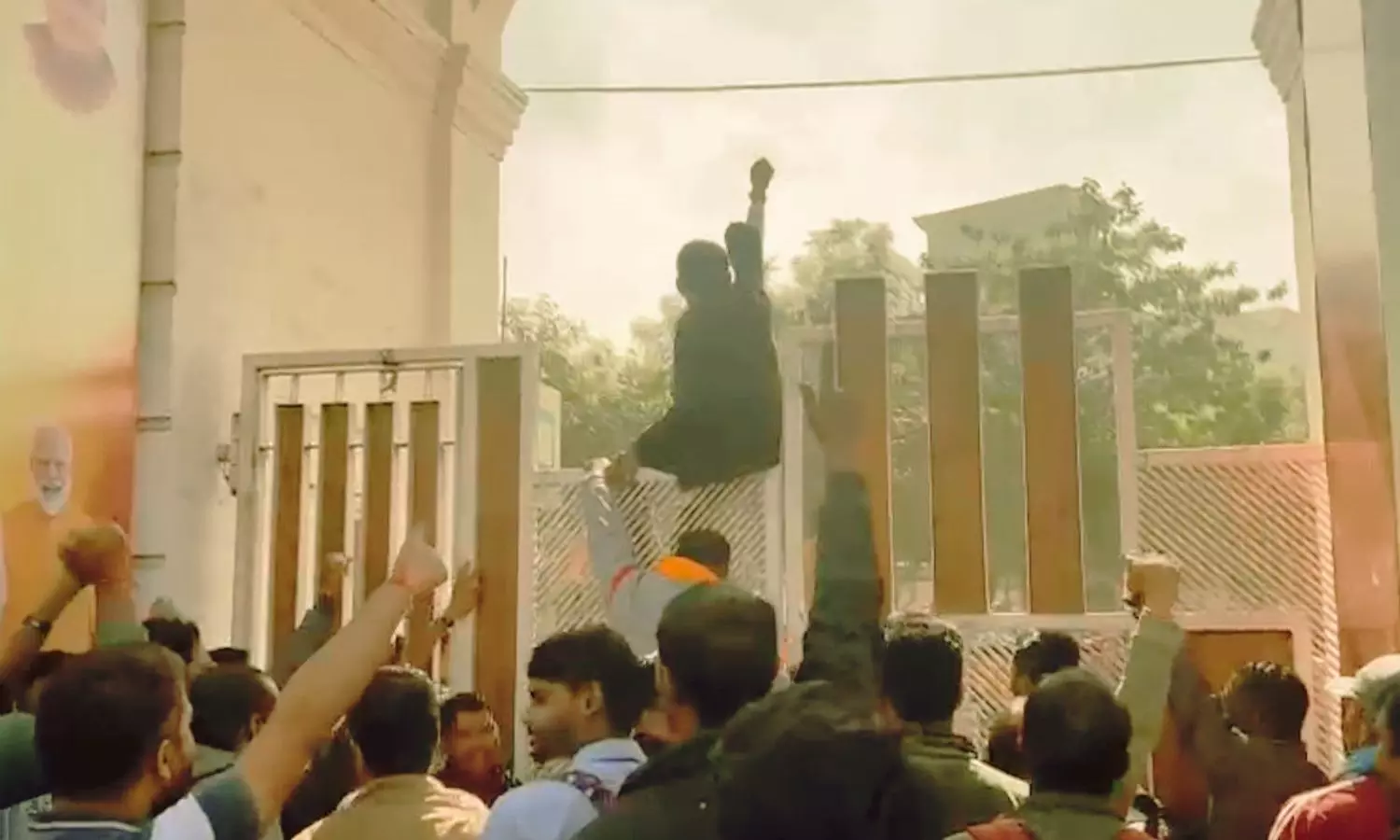 B.Ed  धारी सहायक शिक्षकों का प्रदर्शन, सेवा समाप्ति का आदेश रद्द करने की मांग