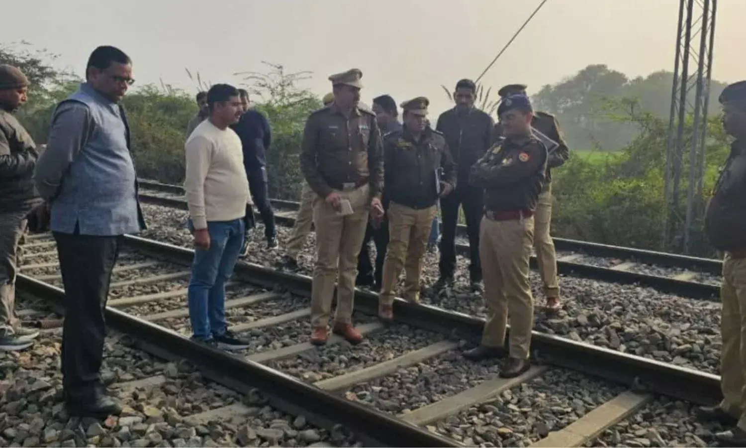 बर्राजपुर रेलवे ट्रैक के पास मिले सिलेंडर की जांच करने पहुंची एटीएस, सफेद रंग की बोरी में बरामद हुआ खाली सिलेंडर...