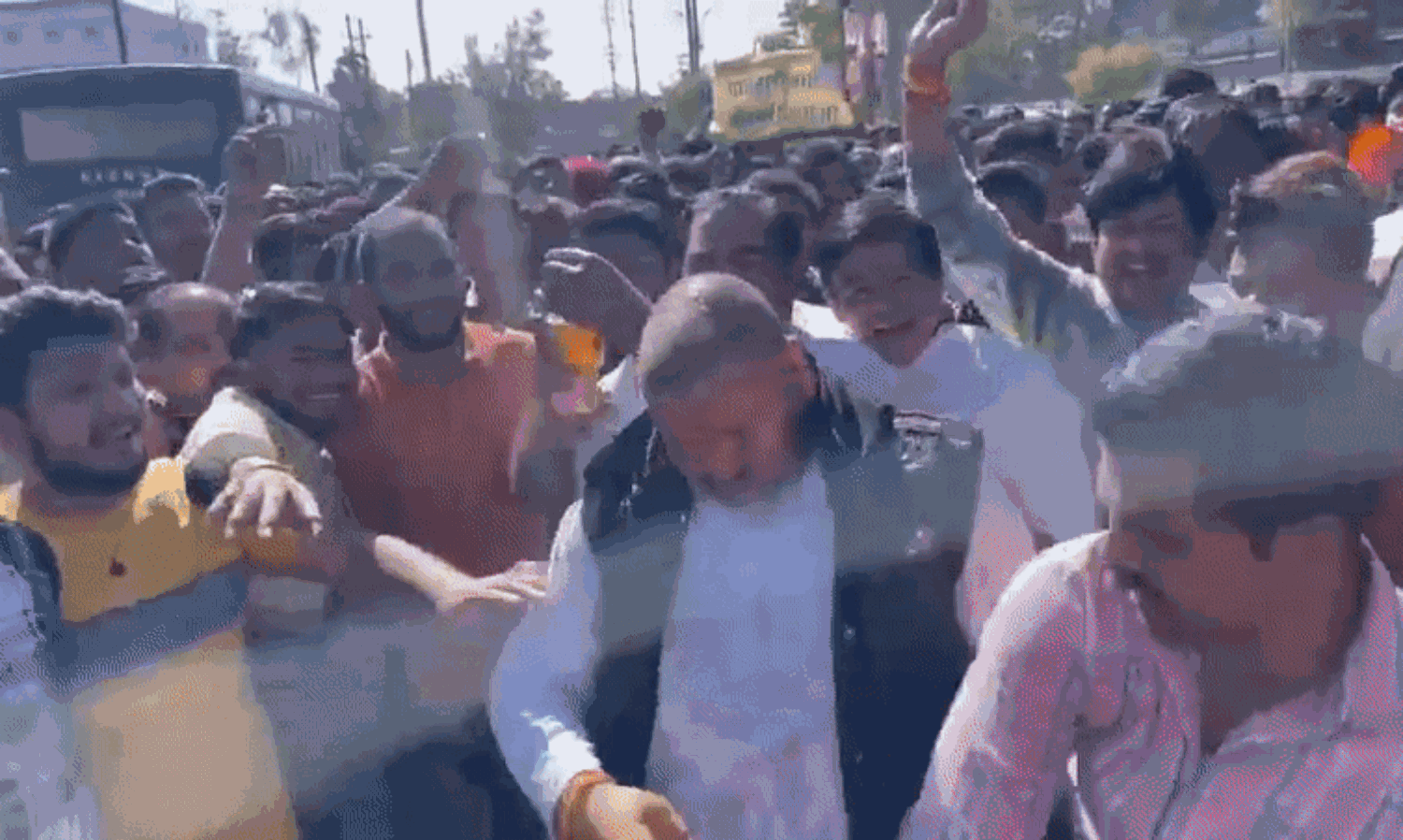 यूका का कचरा जलाए जाने को लेकर भारी विरोध, दो युवकों ने किया आत्मदाह का प्रयास यूका का कचरा जलाए जाने को लेकर भारी विरोध, दो युवकों ने किया आत्मदाह का प्रयास