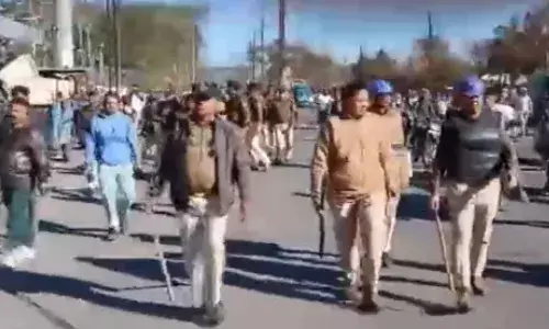 पीथमपुर में यूका का कचरा जलाए जाने का विरोध, पुलिस ने किया लाठीचार्ज