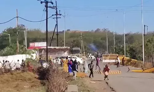 पीथमपुर में रामकी कंपनी पर पथराव, पुलिस ने आंसू गैस का किया प्रयोग