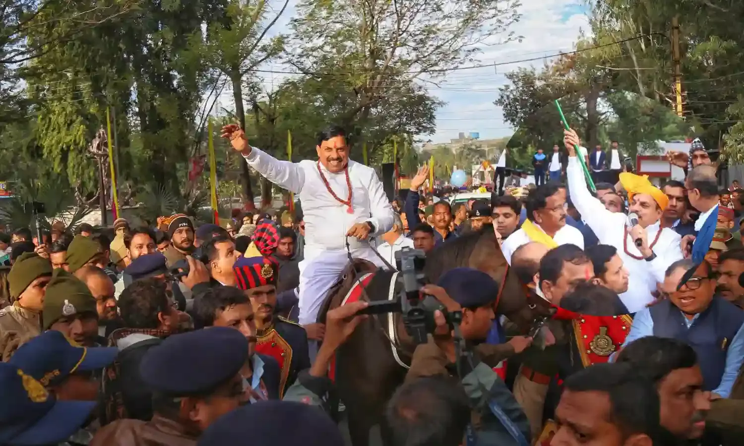 मुख्यमंत्री डॉ. मोहन यादव राहगीरी आनंद उत्सव में हुए शामिल, लाठी घुमाई और गुरुद्वारा भी गए