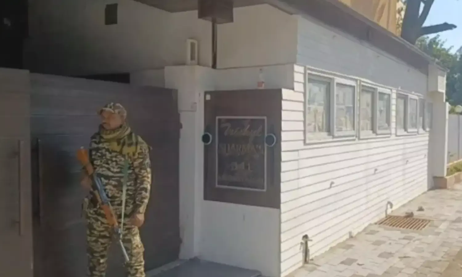 पटवारी ने X पर शेयर किए जमीन के कागज, डिप्टी CM के बेटे समेत कई नेताओं - अधिकारियों के नाम