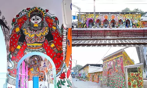 महाकुम्भ की रंगत में रंगे प्रयागराज के रेलवे स्टेशन, सांस्कृतिक धरोहर का अद्भुत प्रदर्शन…