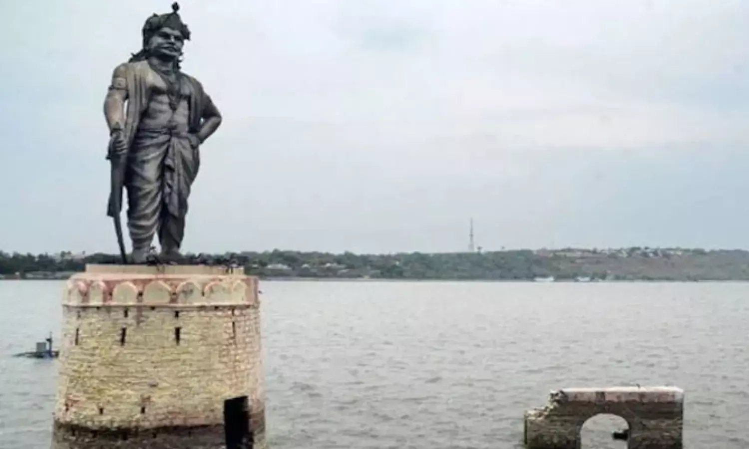 बड़े तालाब में है प्राचीन शहर, सांसद ने की सर्वेक्षण कर धरोहर को सामने लाने की मांग बड़े तालाब में है प्राचीन शहर, सांसद ने की सर्वेक्षण कर धरोहर को सामने लाने की मांग