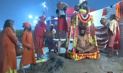 नागा साधु प्रमोद गिरी महाराज ने 61 घड़े पानी से स्नान कर किया हठ योग