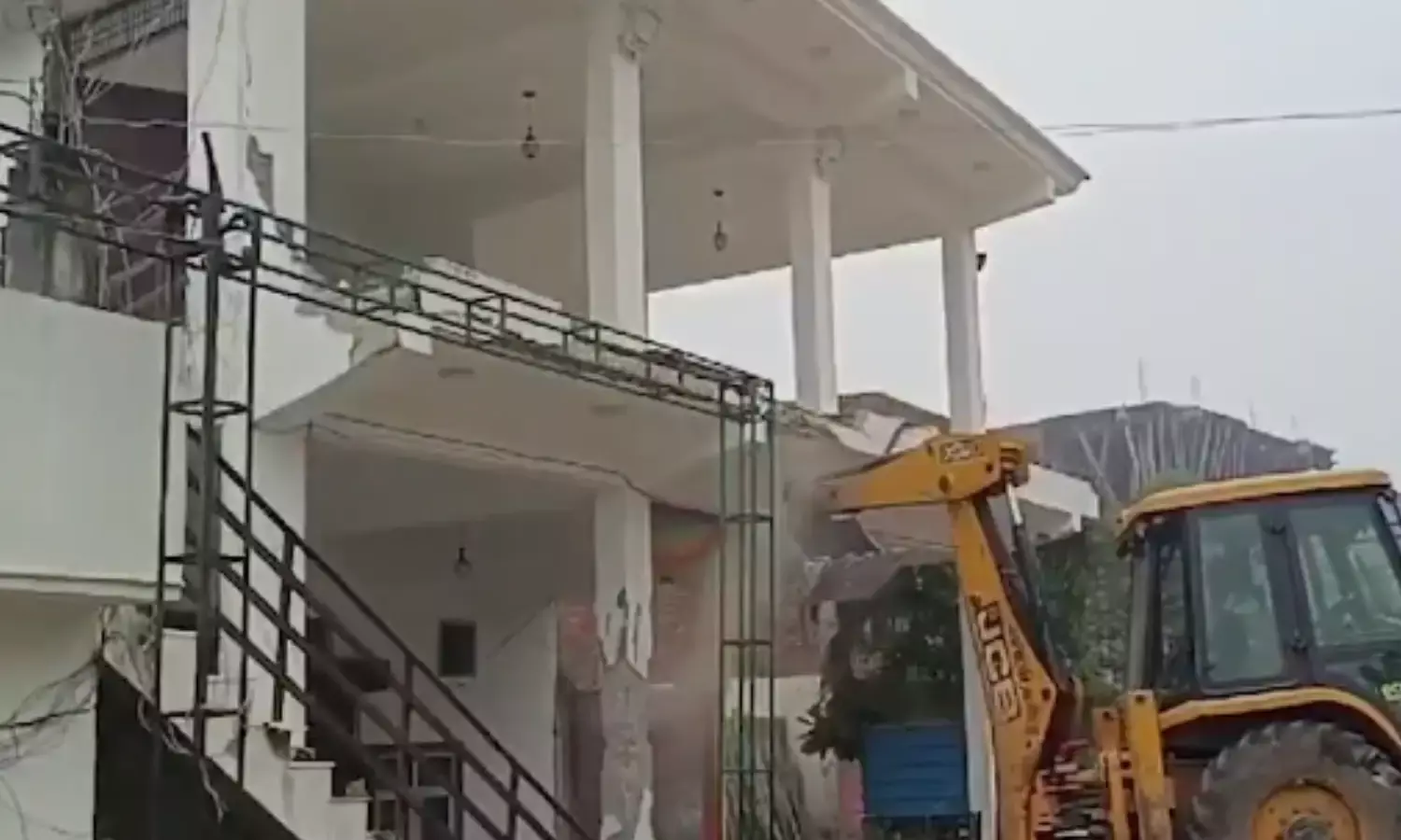 सपा नेता कैश खां के अवैध निर्माण पर चला बुलडोजर, सड़क पर किया था कब्जा