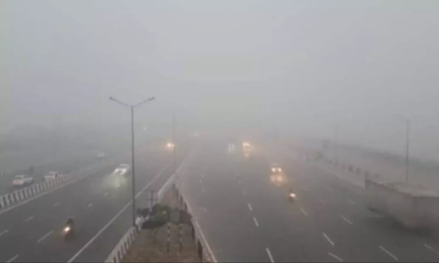 दिल्ली, यूपी, बिहार सहित 13 राज्यों में कोहरे का अलर्ट, 300 से ज्यादा उड़ाने हुई प्रभावित दिल्ली, यूपी, बिहार सहित 13 राज्यों में कोहरे का अलर्ट, 300 से ज्यादा उड़ाने हुई प्रभावित