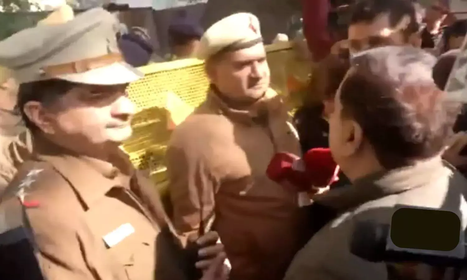 AAP नेताओं और पुलिस के बीच तीखी नोंकझोंक, मीडिया के साथ सीएम हाउस पहुंचे संजय सिंह