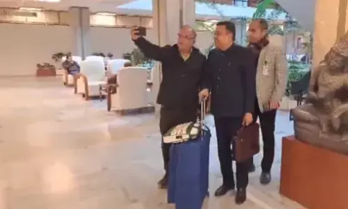 वन नेशन वन इलेक्शन पर JPC की पहली बैठक, सूटकेस लेकर बैठक में पहुंचे संबित पात्रा