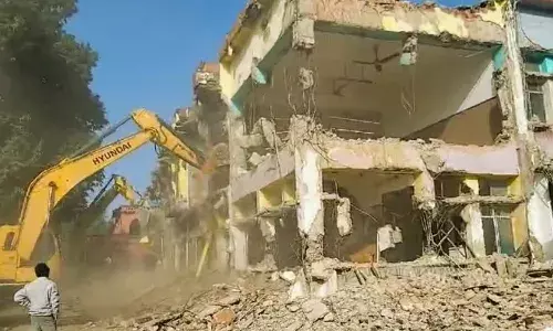 बिलासपुर में 140 साल पुराने हॉस्पिटल पर चला बुलडोजर, सरकारी जमीन पर चला रहे थे चौपाटी