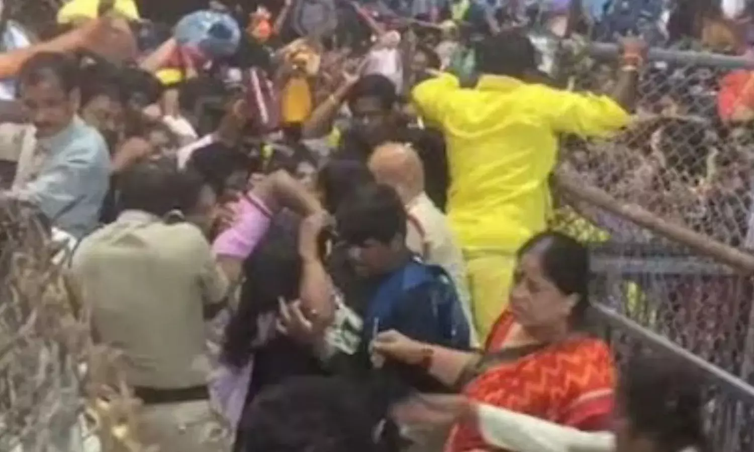 तिरुपति भगदड़ हादसे में अब तक 6 की मौत 40 घायल, TTD ने मांगी माफी, प्रशासन पर उठे सवाल तिरुपति भगदड़ हादसे में अब तक 6 की मौत 40 घायल, TTD ने मांगी माफी, प्रशासन पर उठे सवाल