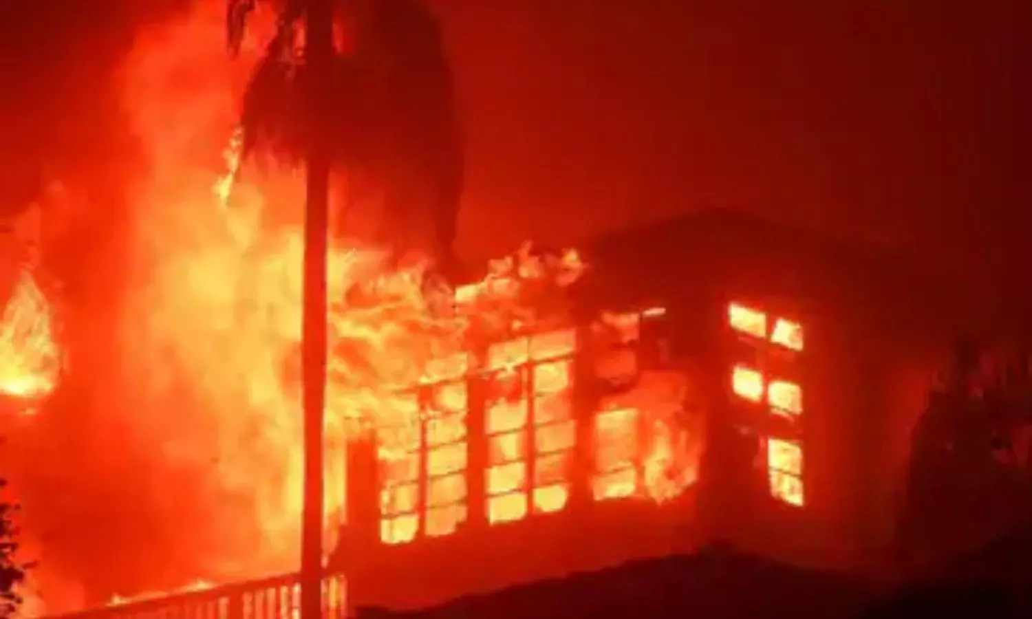 लॉस एंजिलिस के जंगलों में लगी आग, हॉलीवुड स्टार्स के बंगले हुए खाक