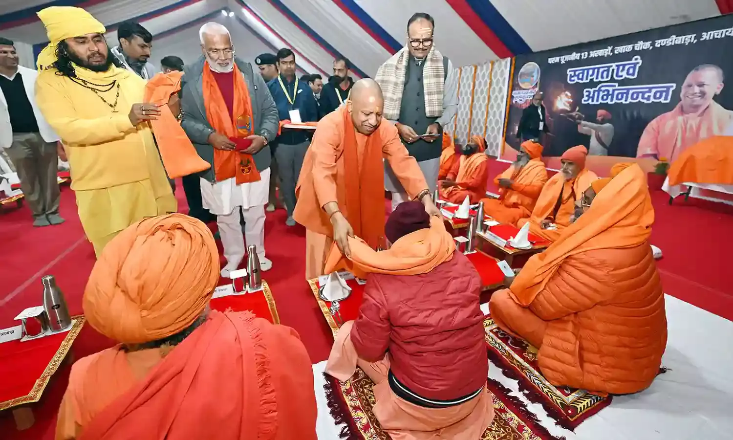 धर्मध्वजा को प्रणाम कर पूज्य साधु-संतों के शिविरों में मुख्यमंत्री ने परखे इंतज़ाम, सभी 13 अखाड़ों के शिविर में बारी-बारी से पहुंचे योगी… धर्मध्वजा को प्रणाम कर पूज्य साधु-संतों के शिविरों में मुख्यमंत्री ने परखे इंतज़ाम, सभी 13 अखाड़ों के शिविर में बारी-बारी से पहुंचे योगी…