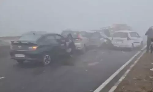 घने कोहरे से विजिबिलिटी हुई जीरो...हापुड़ में कारें आपस में टकराई