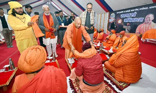 धर्मध्वजा को प्रणाम कर पूज्य साधु-संतों के शिविरों में मुख्यमंत्री ने परखे इंतज़ाम, सभी 13 अखाड़ों के शिविर में बारी-बारी से पहुंचे योगी…