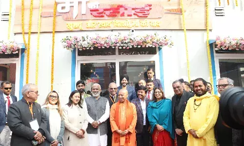 मुख्यमंत्री योगी आदित्यनाथ ने फीता काटकर किया मां की रसोई का उद्घाटन, स्वयं परोसा खाना…