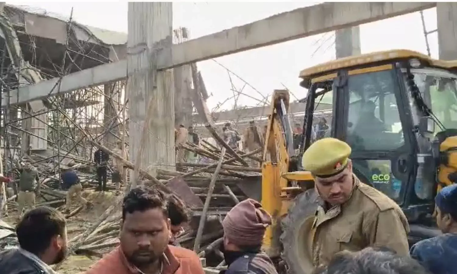 कन्नौज रेलवे स्टेशन पर निर्माणधीन लेंटर ढहा, कई मजदूर दबे, रेस्क्यू जारी