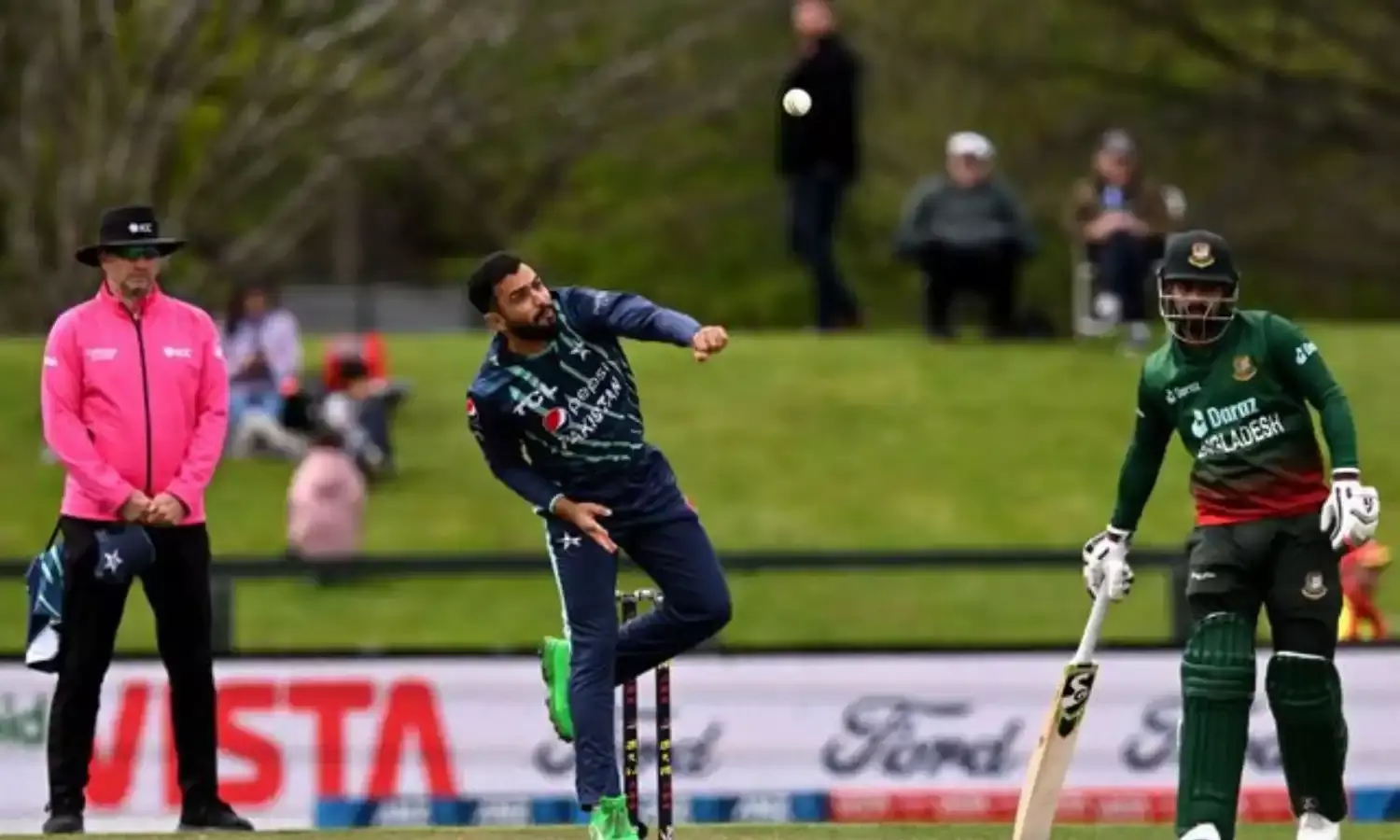 मैदान पर बांग्लादेशी और पाकिस्तानी खिलाड़ी की भिड़ंत, हाथापाई तक पहुंची स्थिति, वायरल वीडियो